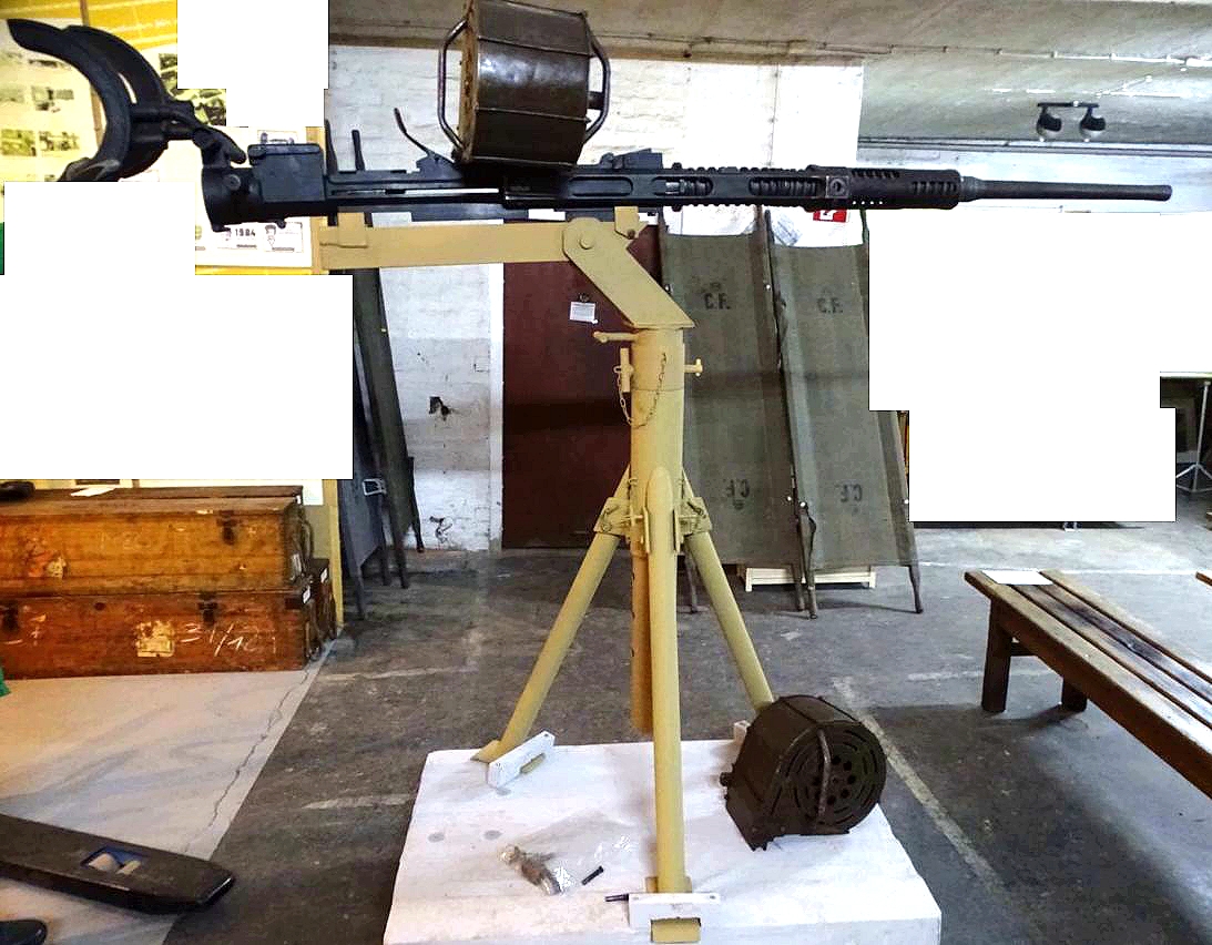Deaktivierte 20 mm Oerlikon Flak MK 2, 1942, lehmgelber Behelfslafette, Wehrmachts Beutekanone, 2 Magazine