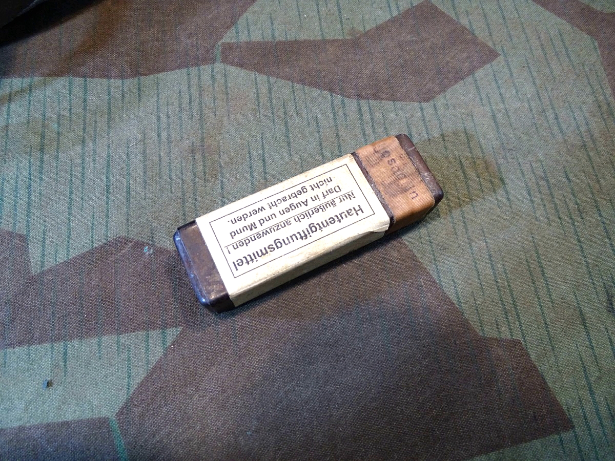 20925-12 Gasmaske mit Dose M 38 und Filter FE 41, (unbenutzt) und Losantin, alles 1944