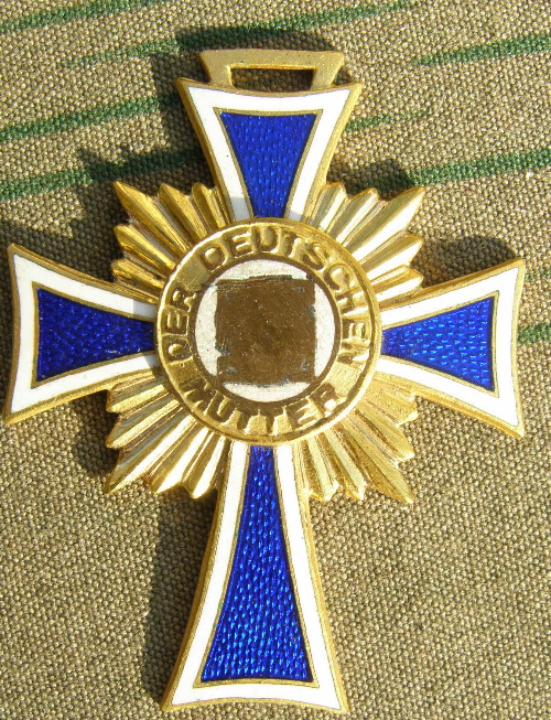 Mutterkreuz in Gold, ohne Band, entnazifiziert