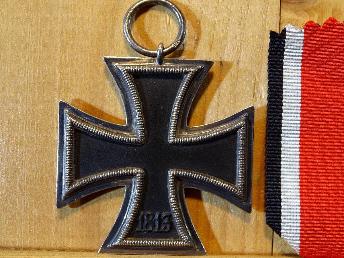 Eisernes Kreuz 2. Klasse 1939, Eisenkern noch komplett geschwärzt, Ring mit Hersteller Marke 55 , Bandabschnitt