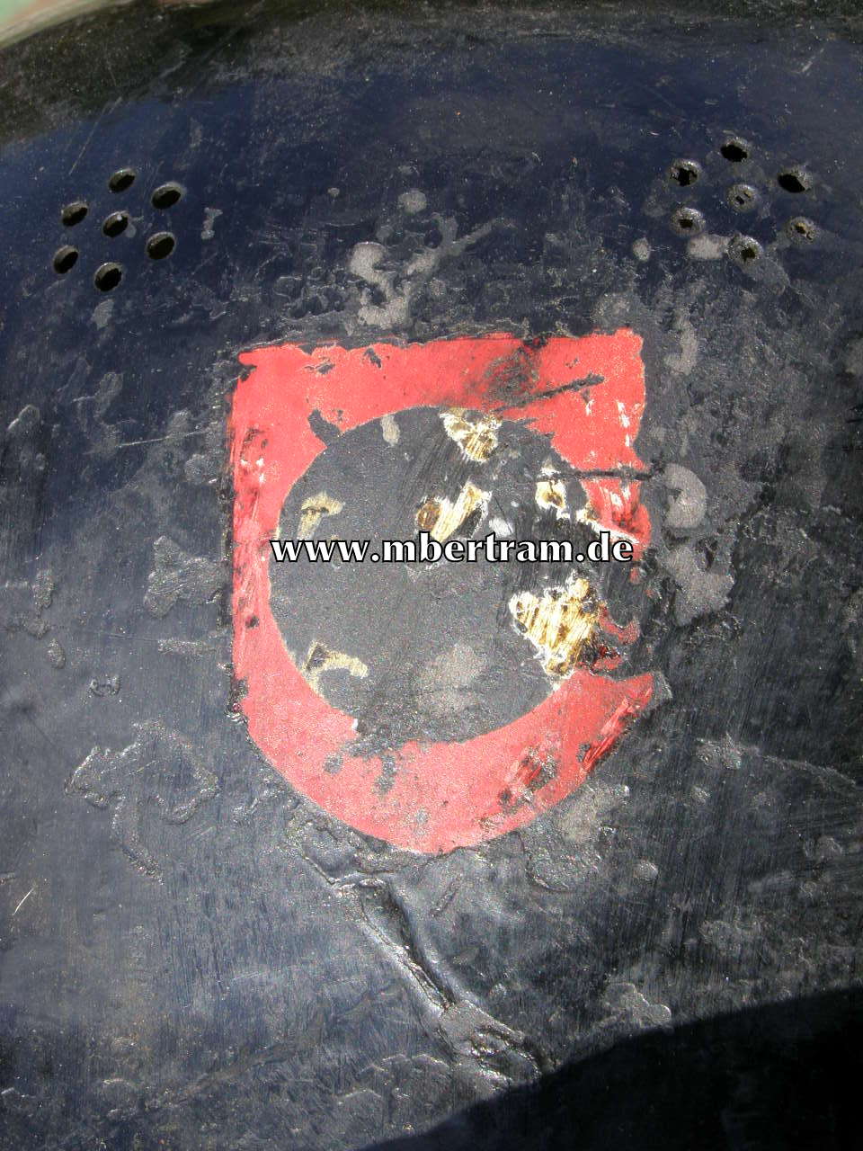11356-9 Feuerlöschpolizei Stahlhelm, 2 Originalabzeichen, entnazt.