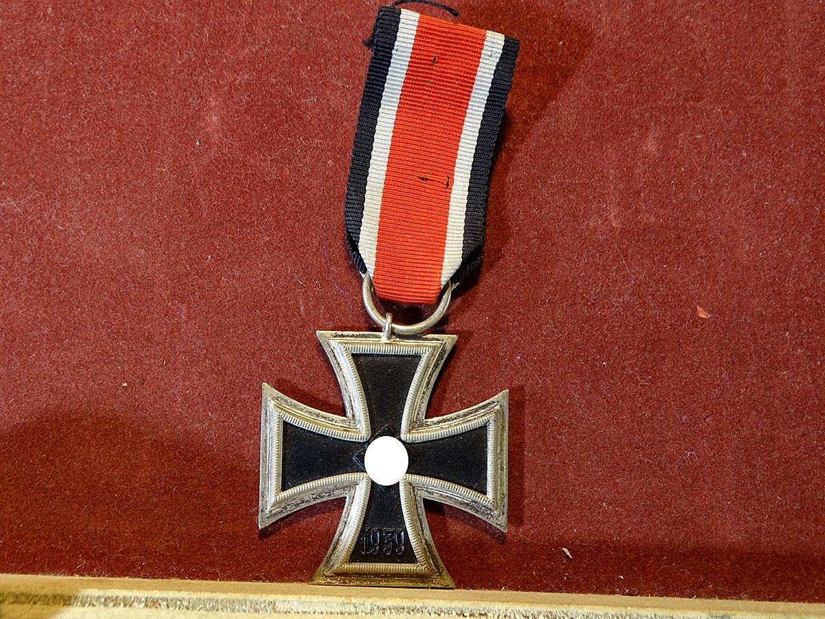 Eisernes Kreuz 2. Klasse 1939 mit Band, ohne Hersteller, Kern volle Schwärzung