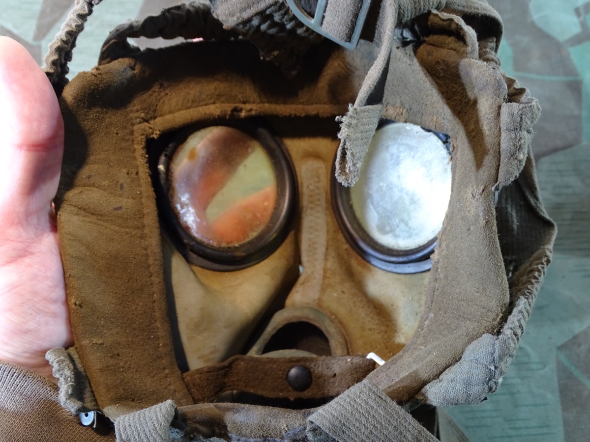 Wehrmachts Gasmaske, stark gebraucht mit  kpl. Feldgrau lackiertem Filter FE 41 von 1944