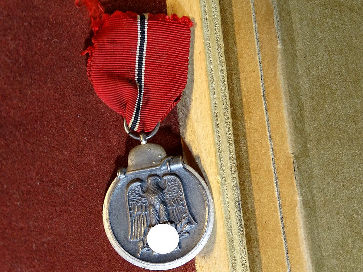 Medaille Winterschlacht im Osten 1941/42 mit Band, Ostmedaille, o. Hersteller, schöner Zustand