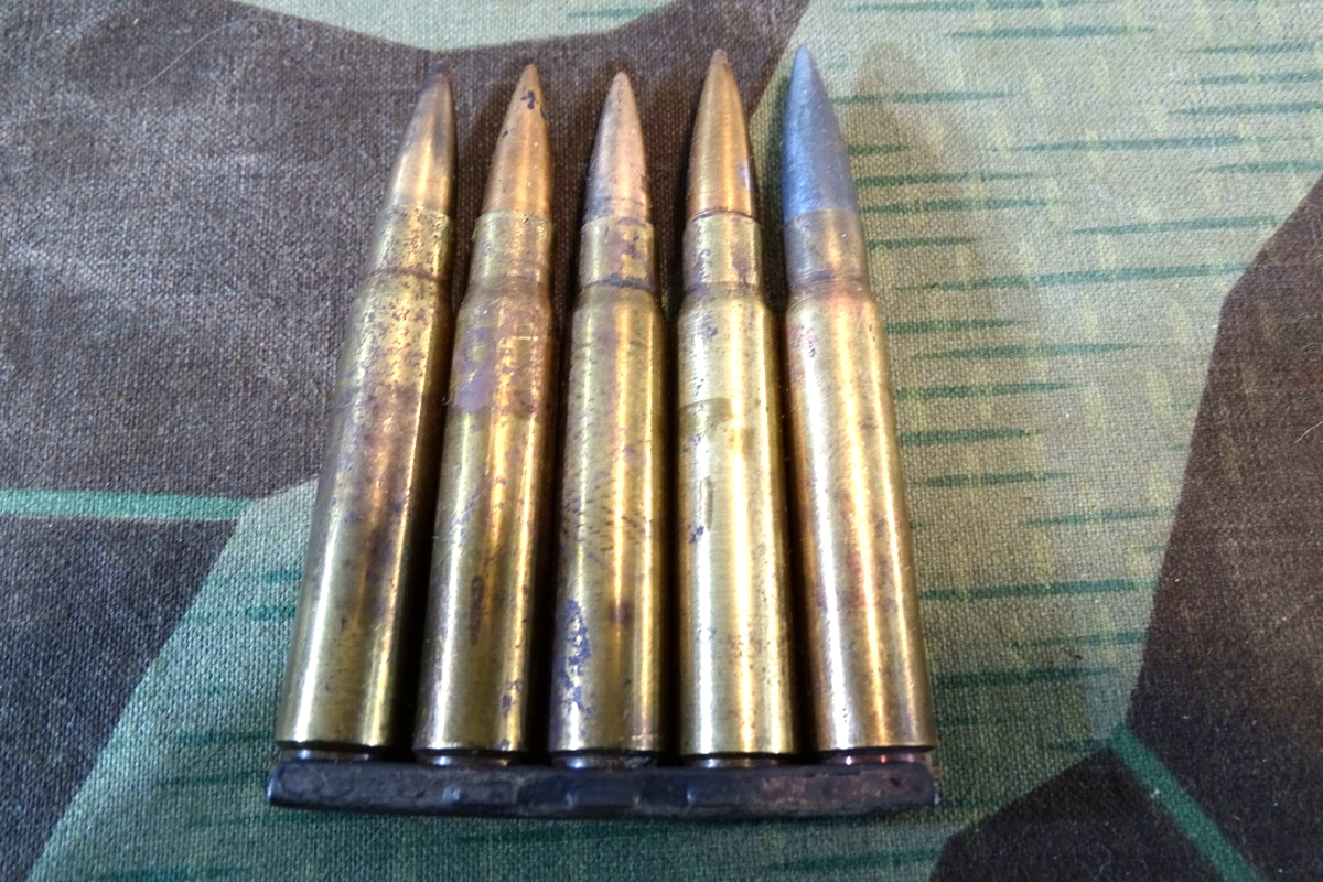 5 Wehrmachts Deko Patronen 8x57 , Messinghülsen, mit Original Ladestreifen