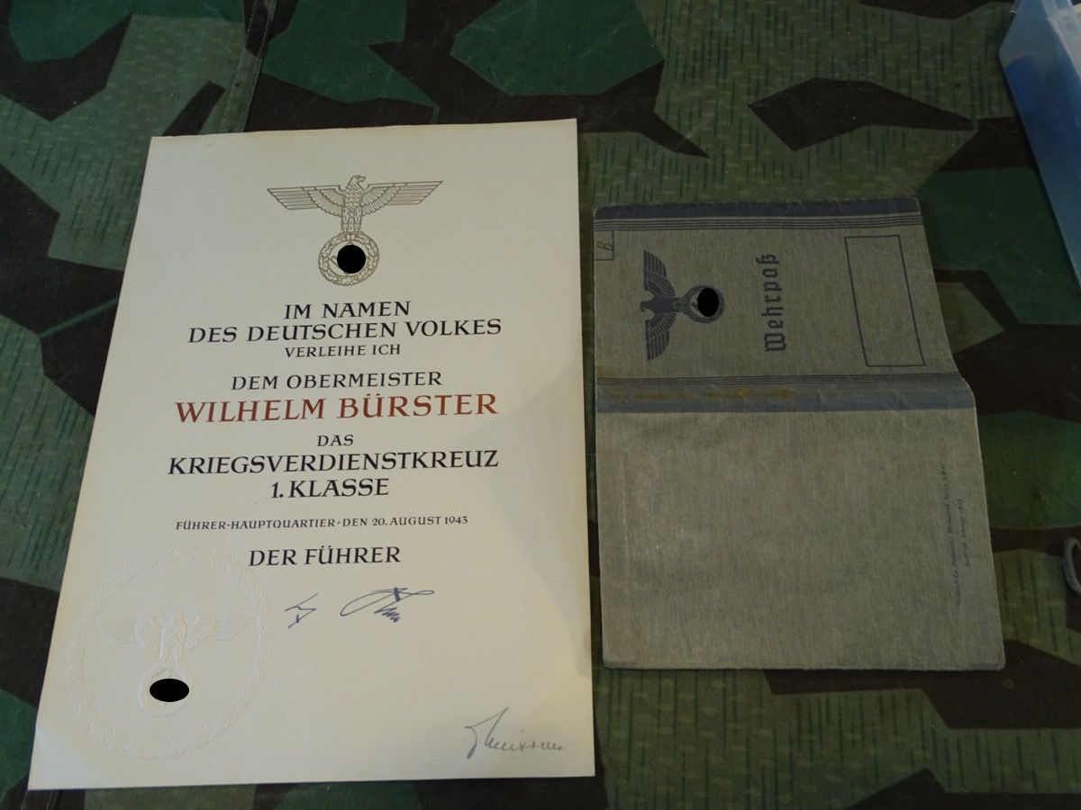 Große Urkunde Kriegsverdienstkreuz 1 Klasse ohne Schwerter mit Wehrpass