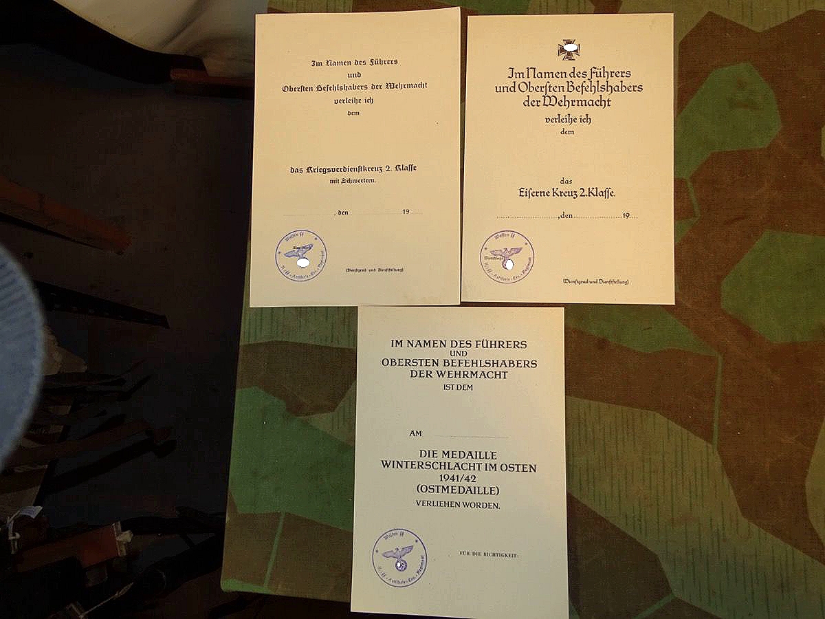 Replik: 3 Blanko Urkunden m. Stempeln, EK 1, EK 2, KvK 2, Ostmedaille, 2. Waffen SS Art. Rgt.