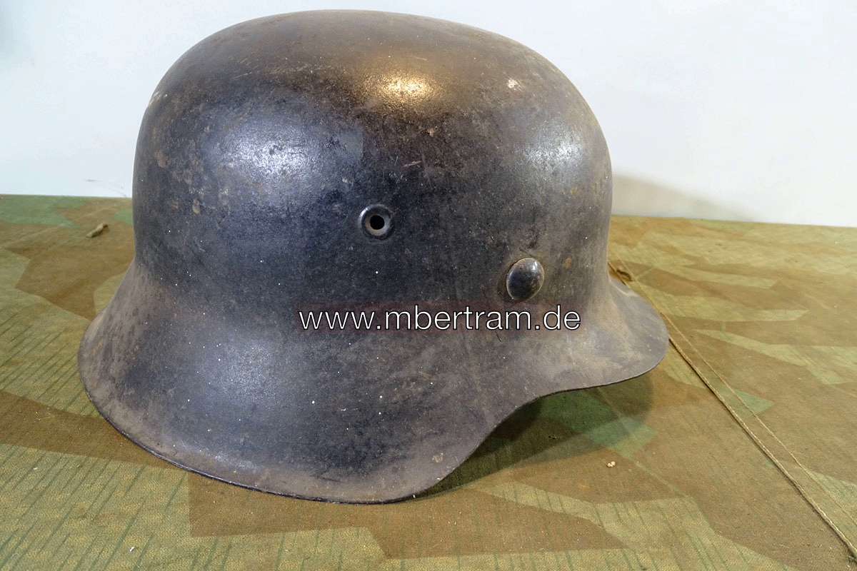 Wehrmachts Stahlhelm  M 42,  weiterbenutzt bei Feuerwehr. Glattes Metall.
