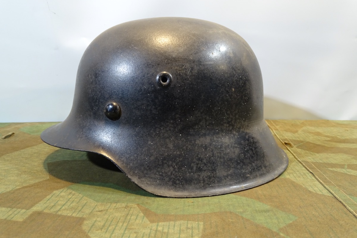 Wehrmachts Stahlhelm  M 42 Nr. D 230, weiterbenutzt bei Feuerwehr. Glattes Metall.