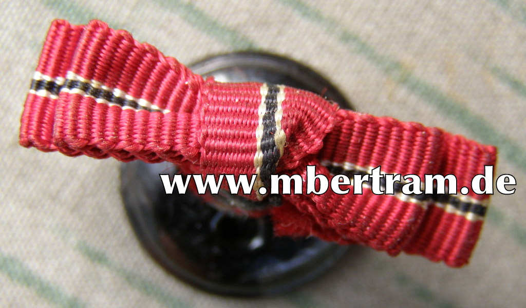 1er Knopfschleife: Ostmedaille