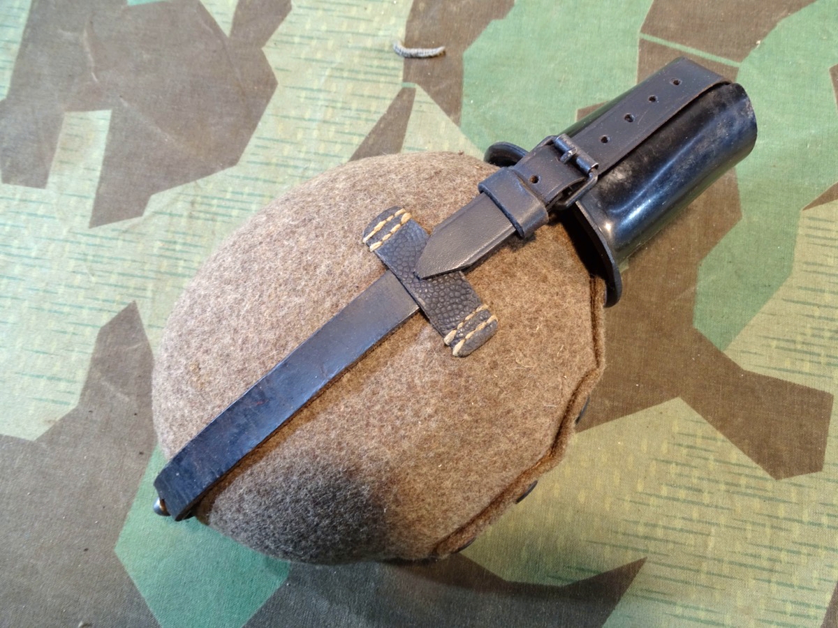 Wehrmacht, späte, rote Stahl Feldflasche mit schwarzem Trinkbecher um 1944/45
