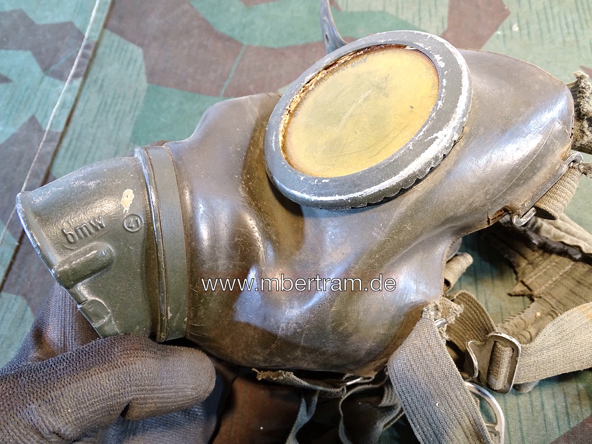 20867-6 Gasmaske Wehrmacht, recht trocken, leichte Risse mit Filter FE 41
