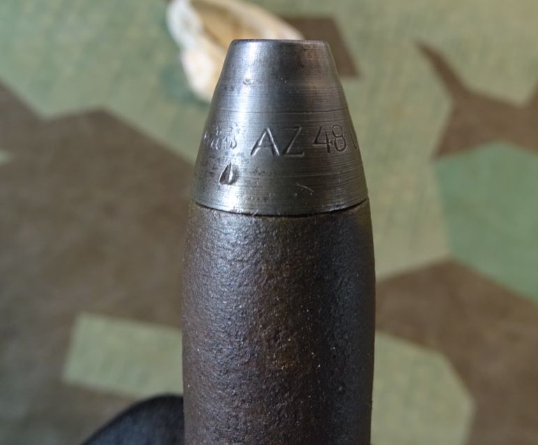 Deko-Patrone 2 cm Flak 38, lackierte Stahlhülse, Eisenzünder, Ladungssäckchen