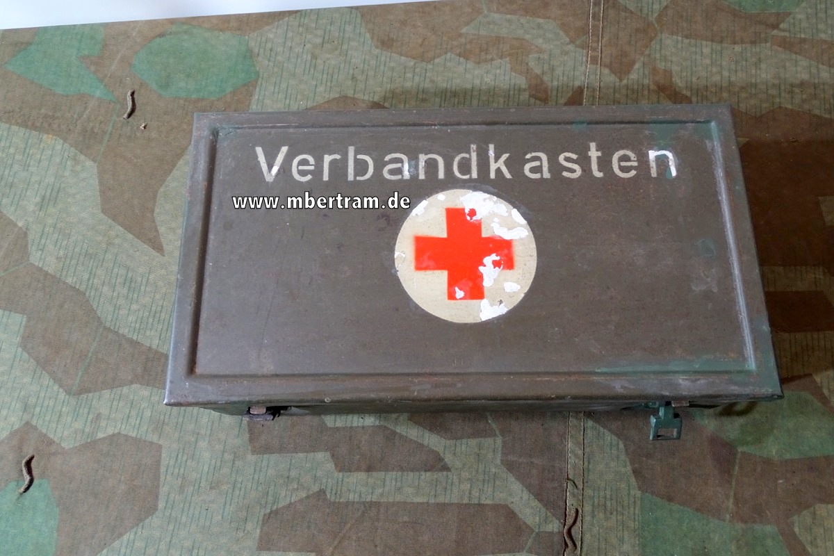 KFZ Verbandkasten Wehrmacht, Blech,  Feldgrau mit Inhaltsangabe um 1939