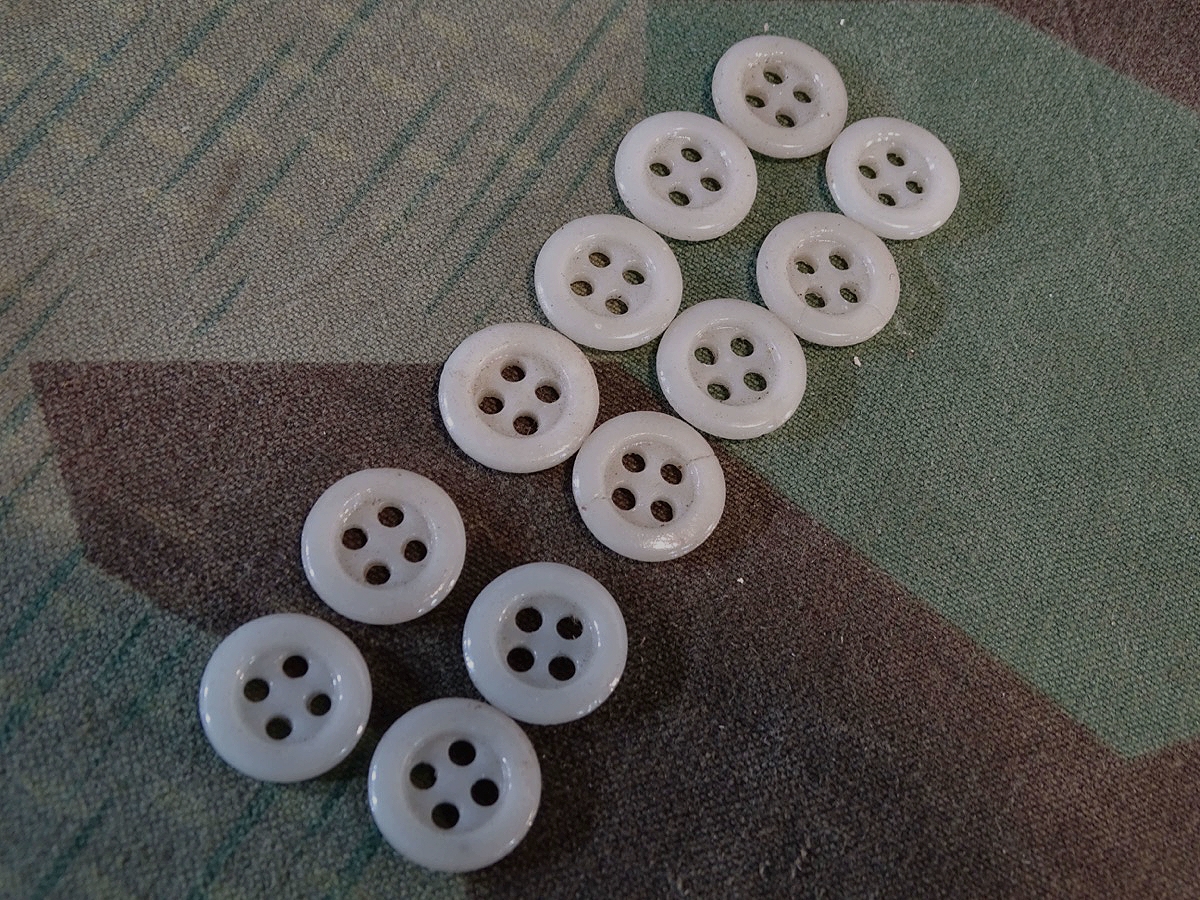 12 Stück weiße 13 mm Glasknöpfe für Hemden von Wehrmacht und Partei Organisationen 3. Reich. 