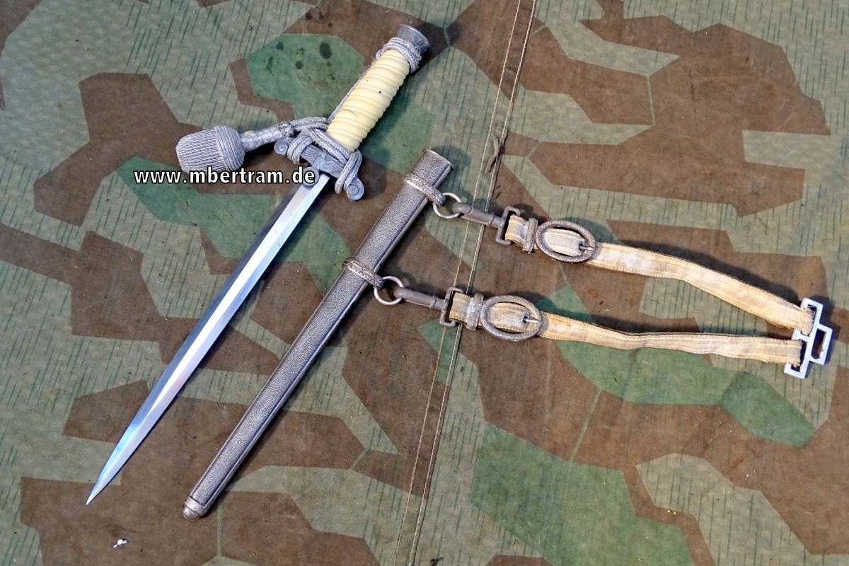 Wehrmacht Heer Offiziersdolch, weißer Griff, Gehänge, Portepee " A Herder SG"
