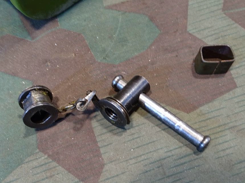 Waffenmeister Gurtkasten für das MG Maxim M 1910 mit umfangreichem Inhalt Waffenmeister Gurtkasten für das MG Maxim M 1910 mit umfangreichem Inhalt
