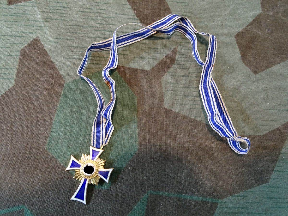Ehrenkreuz der deutschen Mutter in Gold mit langem Bandabschnitt