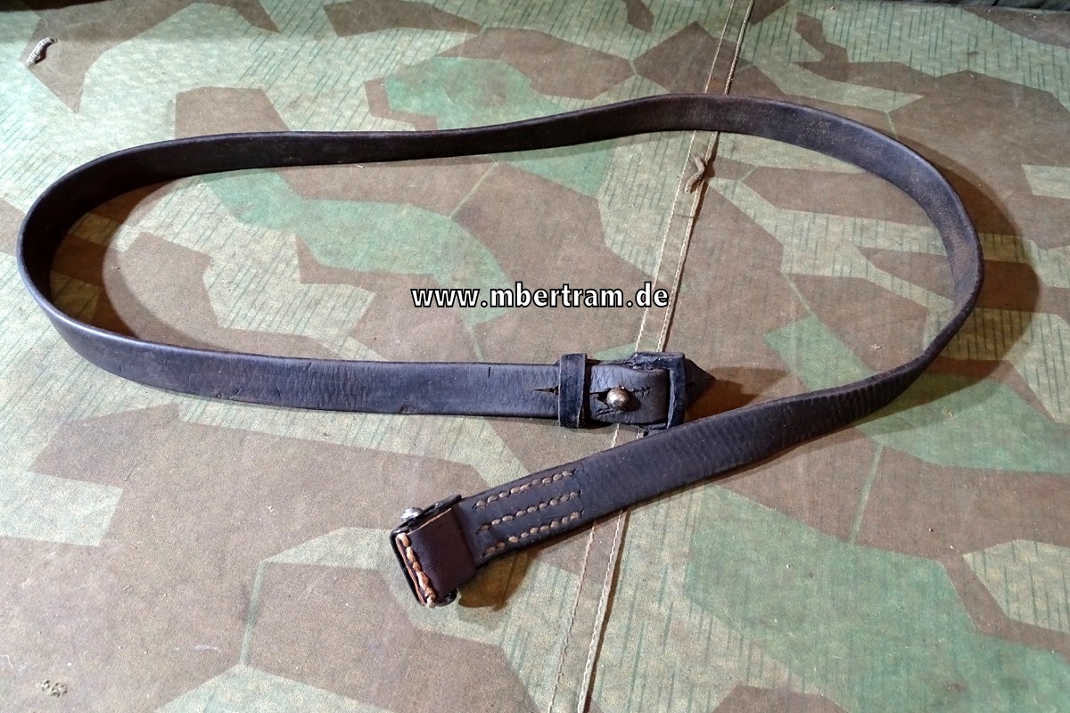 K 98 Riemen, schwarzes Leder, mit Riffelung, getragen