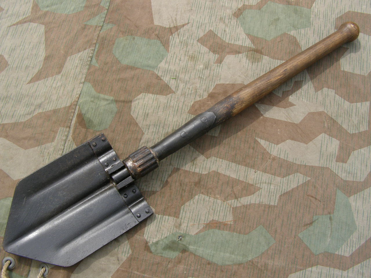 Wehrmacht Klappspaten mit Bakelitschraube