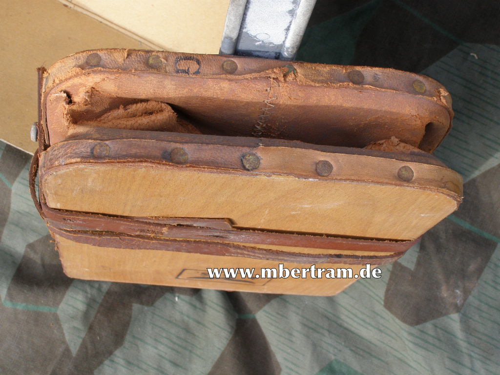 13516-18 Komplettes Luftschutz Gasjäckchen mit Behelfs Karton