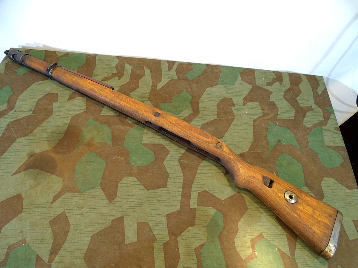 Komplette Schäftung K 98 Wehrmacht, Schichtholz, m. Beschlägen u. Magazinkasten Komplette Schäftung K 98 Wehrmacht, Schichtholz, m. Beschlägen u. Magazinkasten