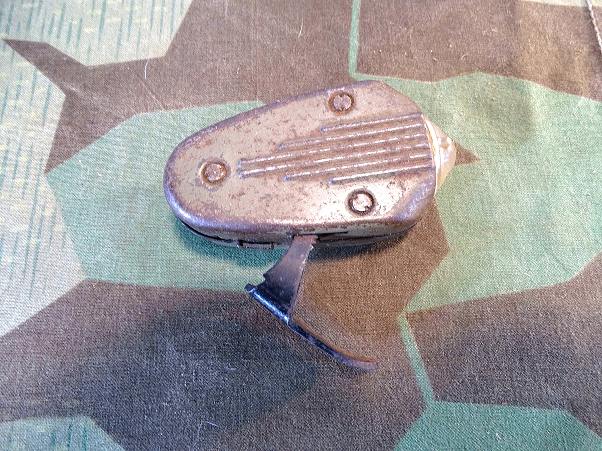 Wehrmachts Dynamo Taschenlampe, Marke Philips, feldgraue Militärlackierung. Typ 7424