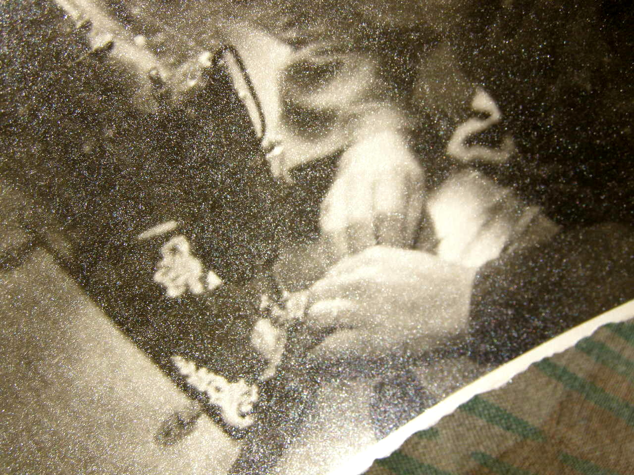 Obergefreiter Wehrmacht beim nähen von Schulterklappen