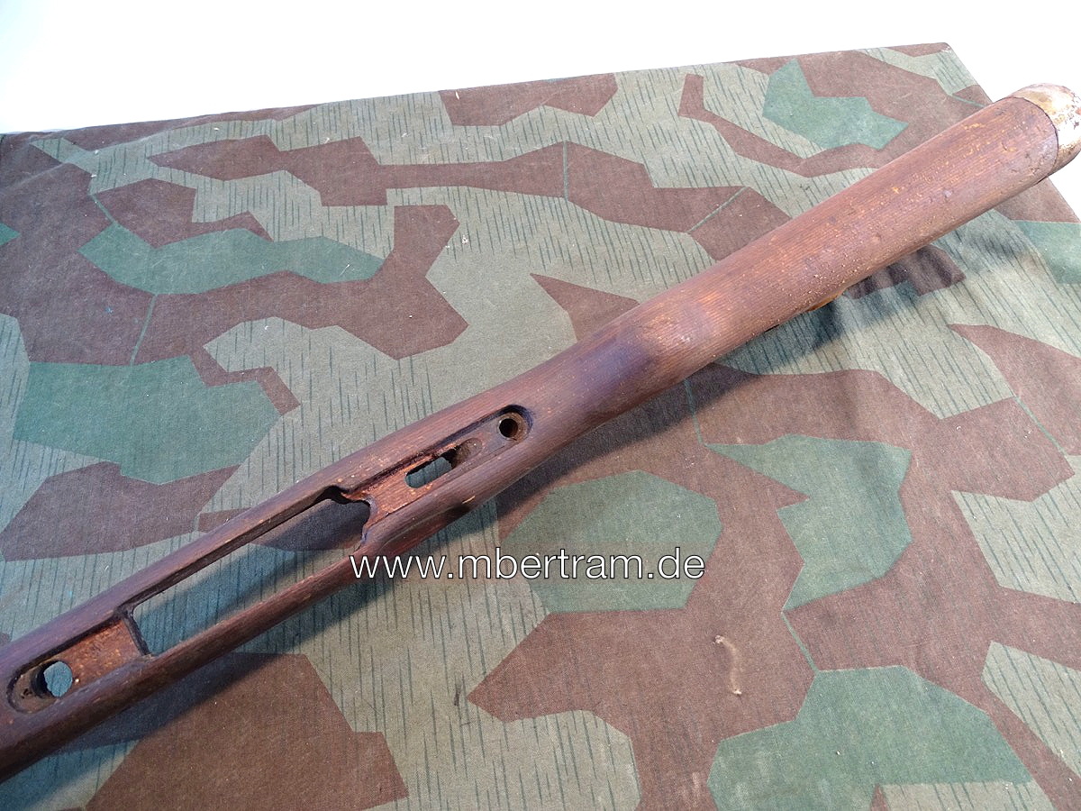 20877-5 Späte K 98 Schäftung, Wehrmacht, Kriegsfertigung Schichtholz mit Beschlägen u.Oberholz