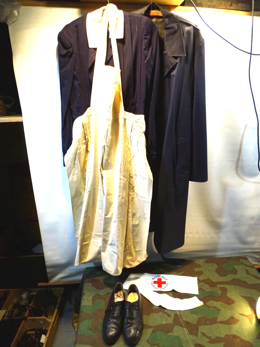 DRK Schwestern Uniform , Kleid, Schuhe, Mantel Schürze etc.