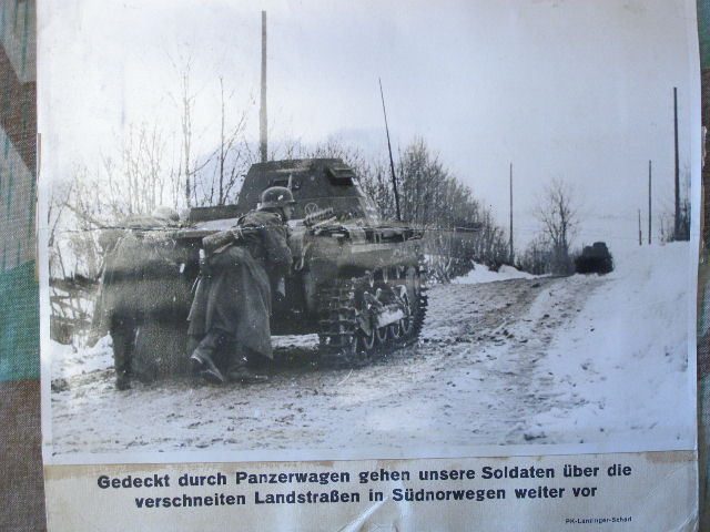 Vormarsch deutscher Soldaten hinter Panzern, Südnorwegen