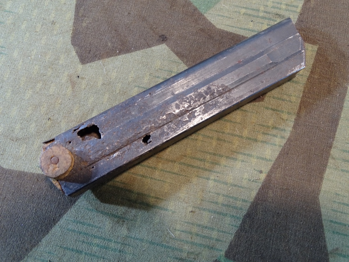 P 08 Magazin 2. Weltkrieg mit WaA 37. Holzboden. Eisenblech, Z 4