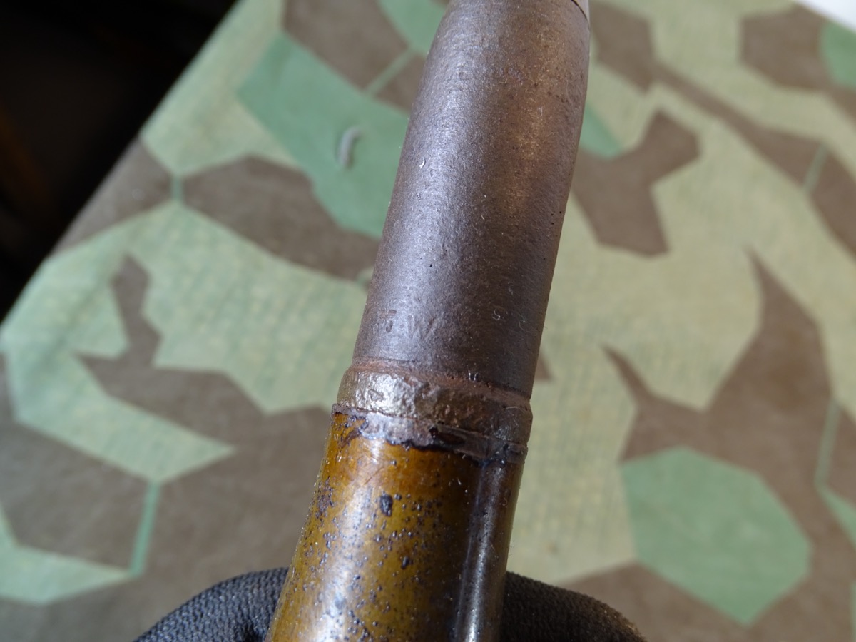 Deko-Patrone 2 cm Flak 38, lackierte Stahlhülse, Eisenzünder, Ladungssäckchen