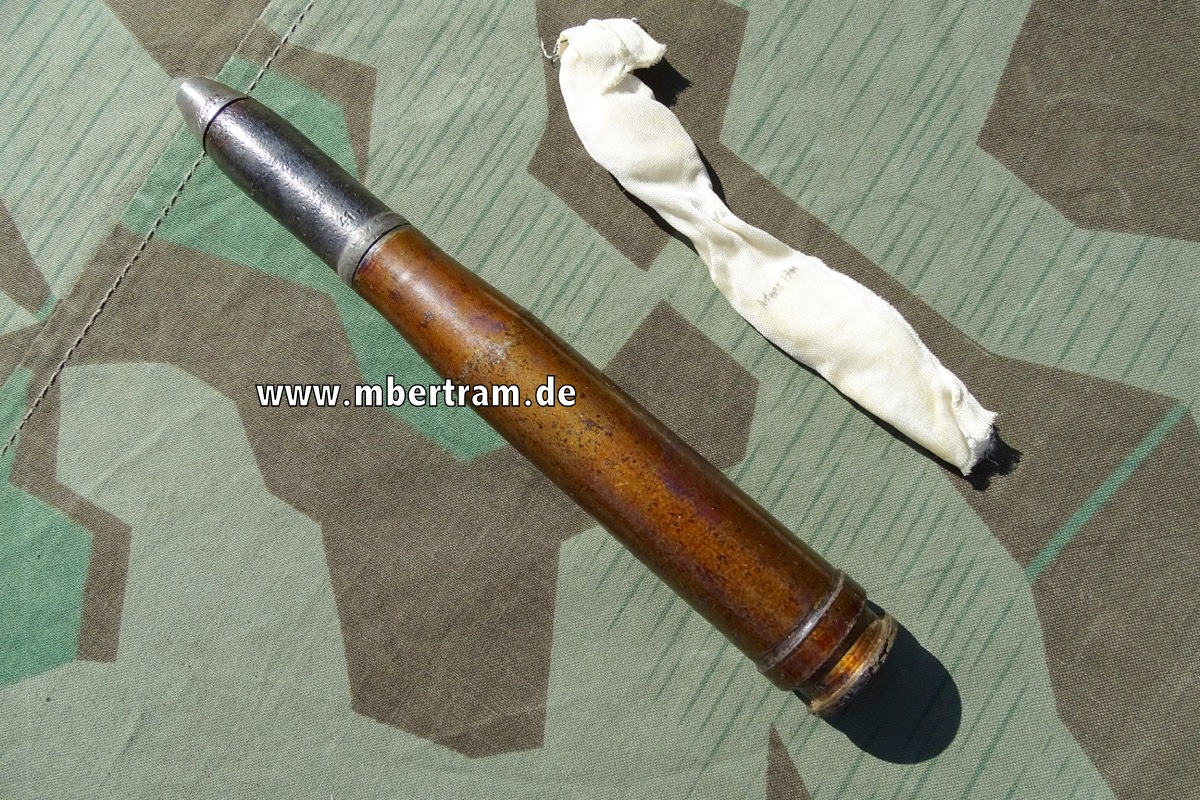 Deko-Patrone 2 cm Flak 38, lackierte Stahlhülse, Eisenzünder, Ladungssäckchen