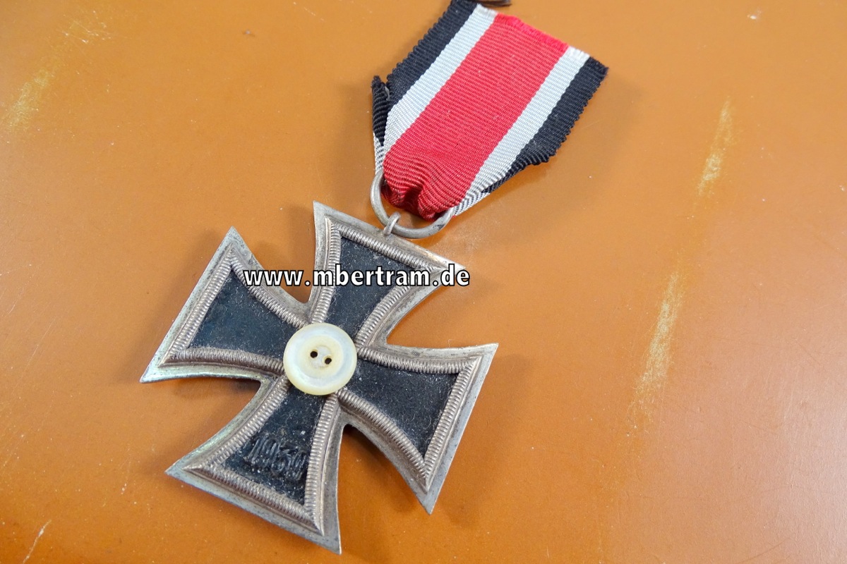 Eisernes Kreuz 1939 2. Klasse Eisenkern, Zarge versilbert, am Band