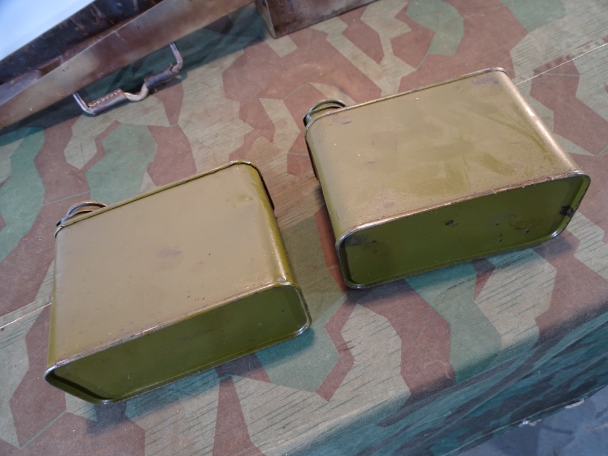 MG 34/42 Waffenmeister Patronenkasten 34 "P" mit WaA mit 2 Waffenölkanistern. MG 34/42 Waffenmeister Patronenkasten 34 "P" mit WaA mit 2 Waffenölkanistern.