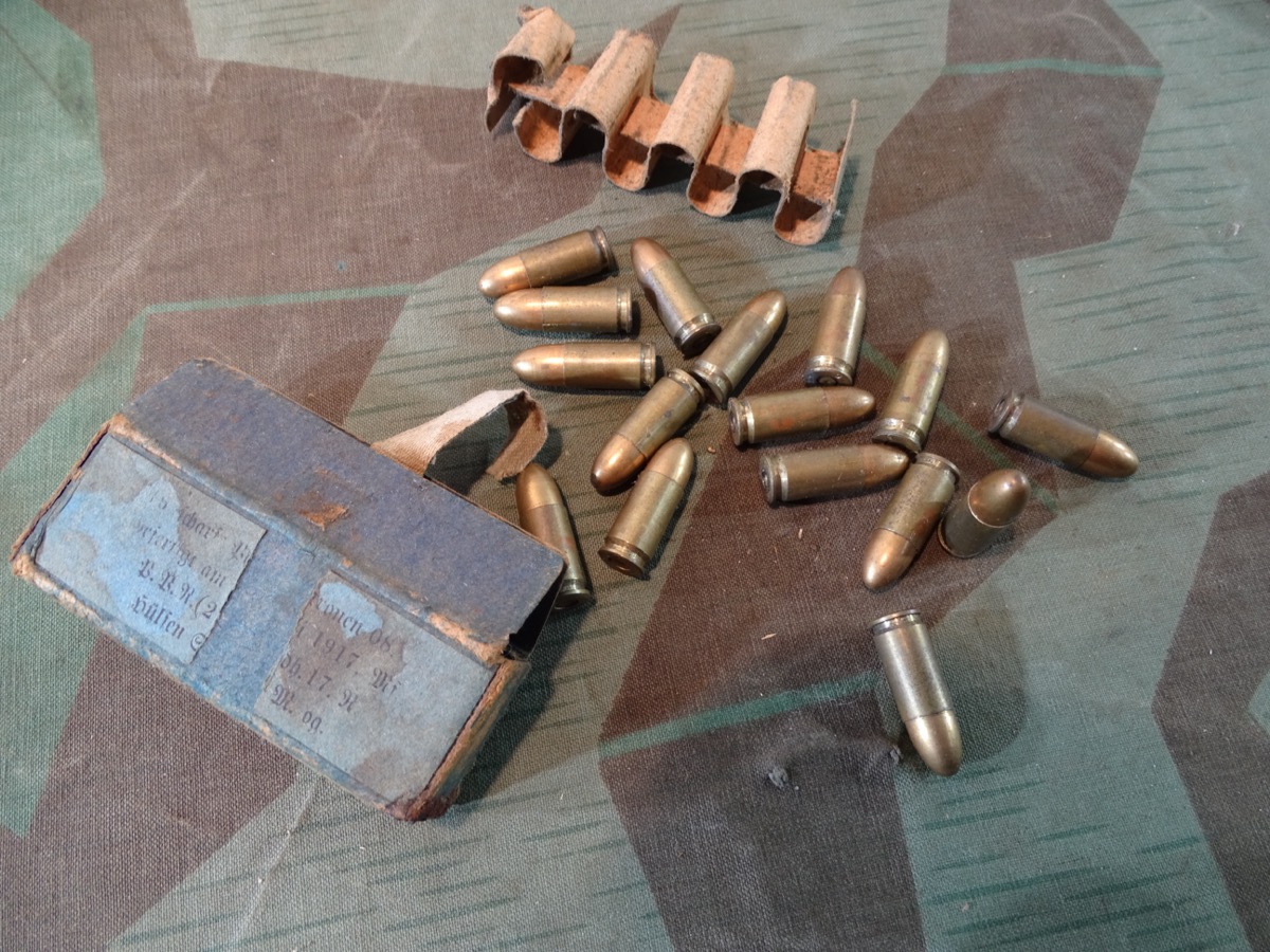 16 Stück 9 mm Deko Patronen für P 08 Pistole 1. Weltkrieg  1917 mit original Schachtel.- 