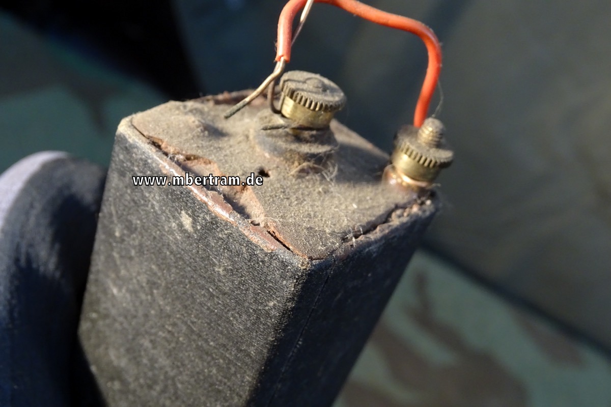 Englische Batterie MK II , 2. Weltkrieg,  1944, mit Drähten
