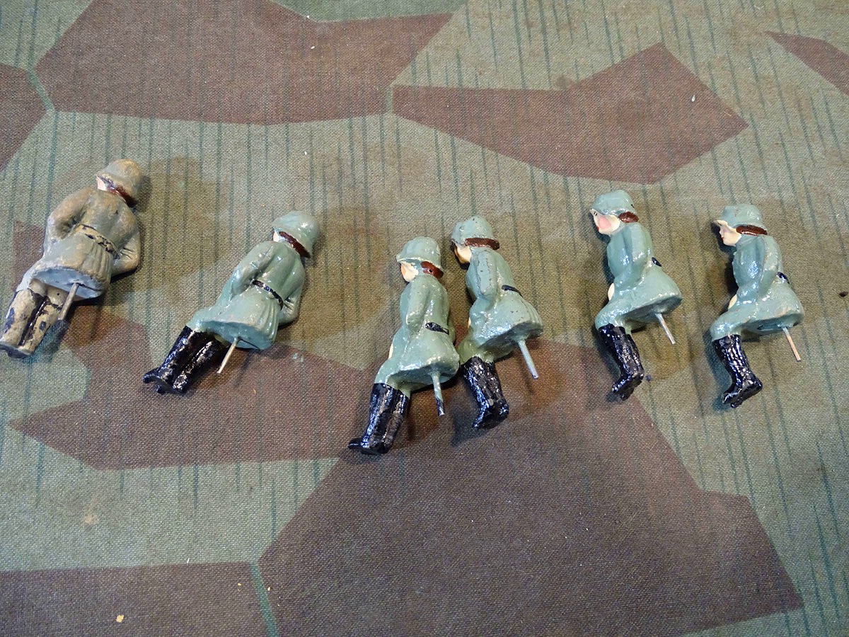 6 sitzende Lineol / Elastolin Wehrmachts Soldaten, Höhe ca. 6 cm
