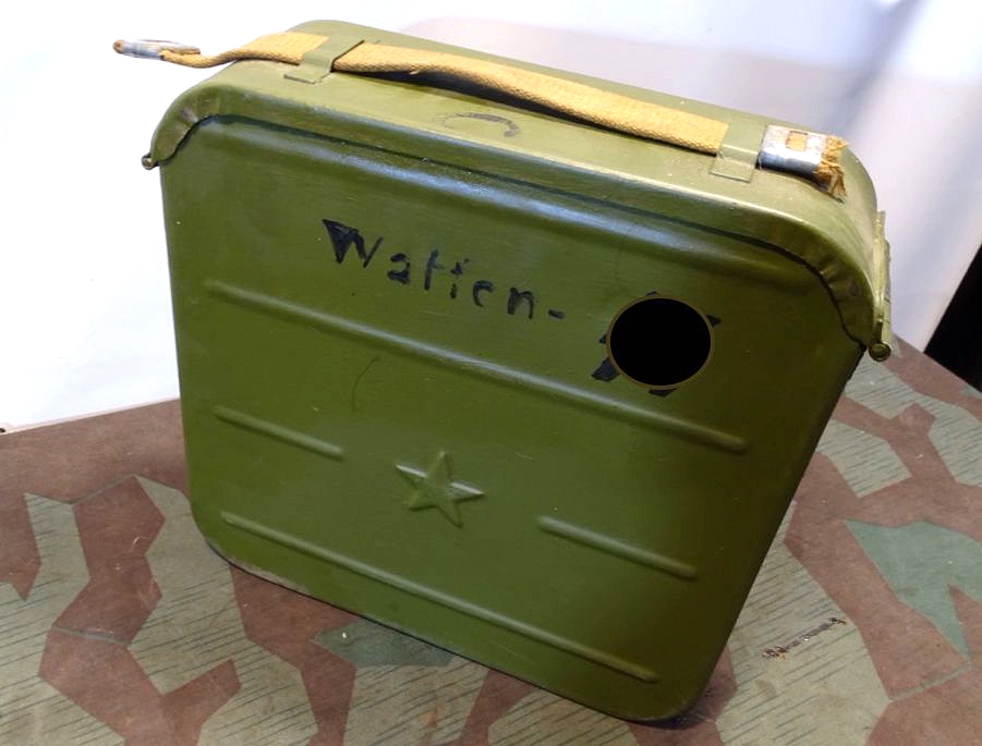 Waffenmeister Gurtkasten für das MG Maxim M 1910 mit umfangreichem Inhalt Waffenmeister Gurtkasten für das MG Maxim M 1910 mit umfangreichem Inhalt