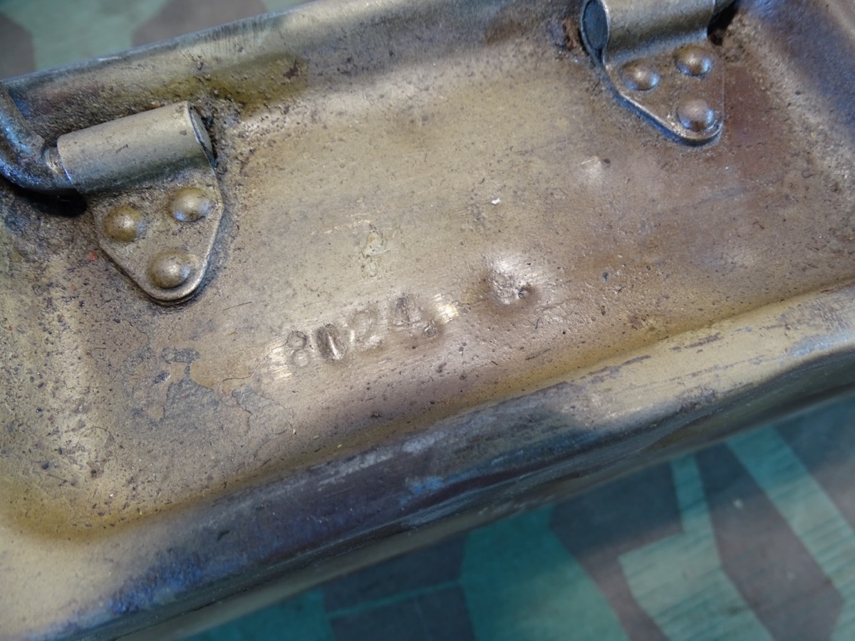 MG 34/42 Waffenmeister Patronenkasten 34 "P" mit WaA mit 2 Waffenölkanistern. MG 34/42 Waffenmeister Patronenkasten 34 "P" mit WaA mit 2 Waffenölkanistern.