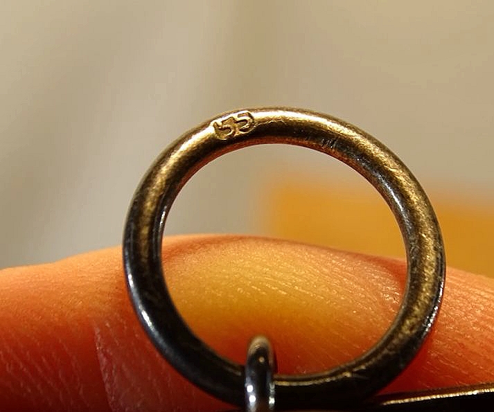 Eisernes Kreuz 2. Klasse 1939, Eisenkern noch komplett geschwärzt, Ring mit Hersteller Marke 55 , Bandabschnitt