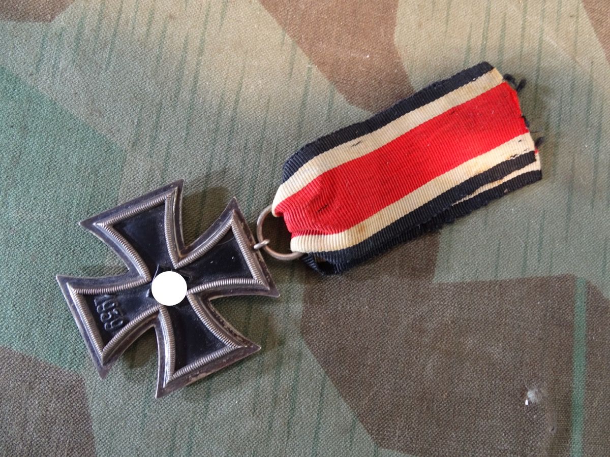 Eisernes Kreuz 2. Klasse 1939, Eisenkern,  kpl. Schwärzung, an  Bandabschnitt  o. Hst.
