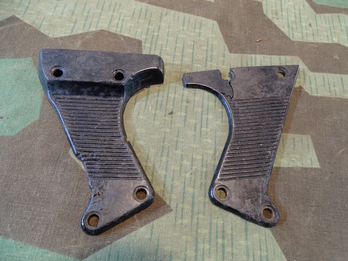 Original Pärchen Griffschalen für MG 34, 2. Weltkrieg, defekt