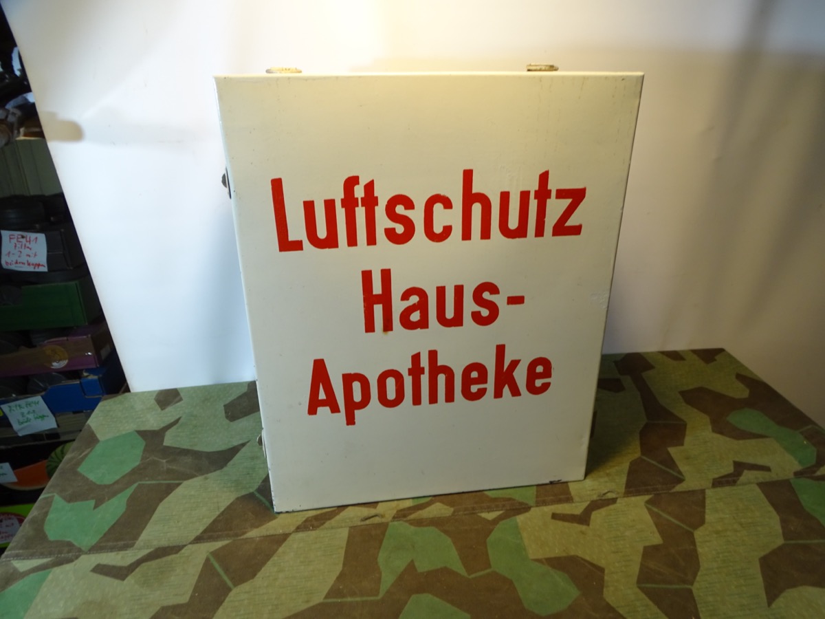 Luftschutz Hausapotheke, 99% Kpl. Bestückung lt. Deckelliste erhalten Luftschutz Hausapotheke, 99% Kpl. Bestückung lt. Deckelliste erhalten