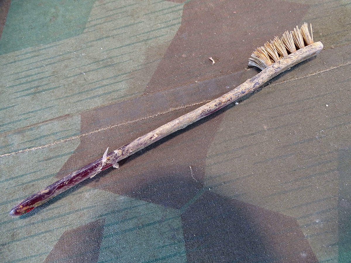 Zahnbürste, USA, um 1942, roter Kunststoff Stiel, Bunkerfund bei Wehrmachtsnachlass Zahnbürste, USA, um 1942, roter Kunststoff Stiel, Bunkerfund bei Wehrmachtsnachlass