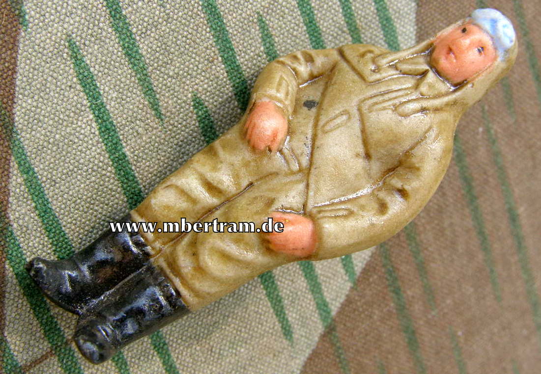 WHW, März 1938. Farbige Porzellanfigur. Luftwaffen Flieger