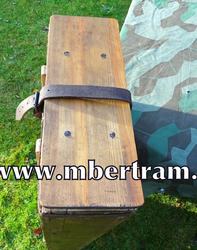 14698-4 Wehrmacht, späte Packkiste für 3 Stck 8,8cm Flak 18 Granaten, 1944/45, ca. 16 Kg, mit 3 Hülsen