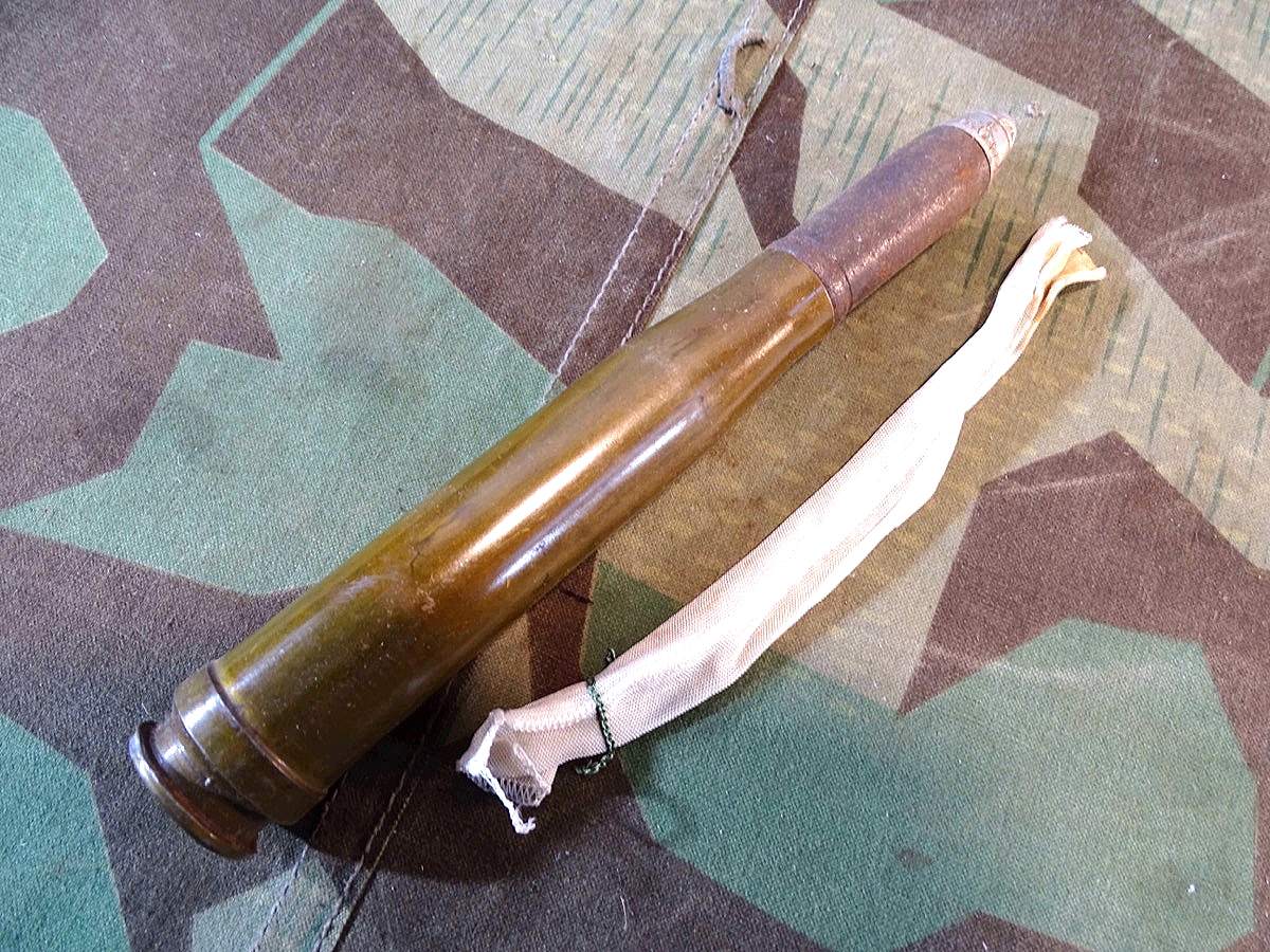 Deko Spreng Granat Patrone 2 cm Flak 38, Stahlhülse, Aluzünder,  Ladungssäckchen. 