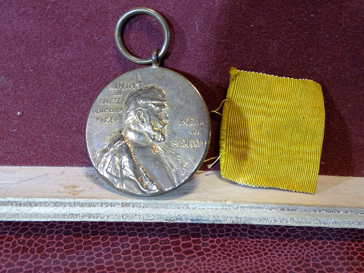 Preussen, Centenaermedaille, zum 100. Geburstag von Kaiser Wilhelm I. mit Bandstück